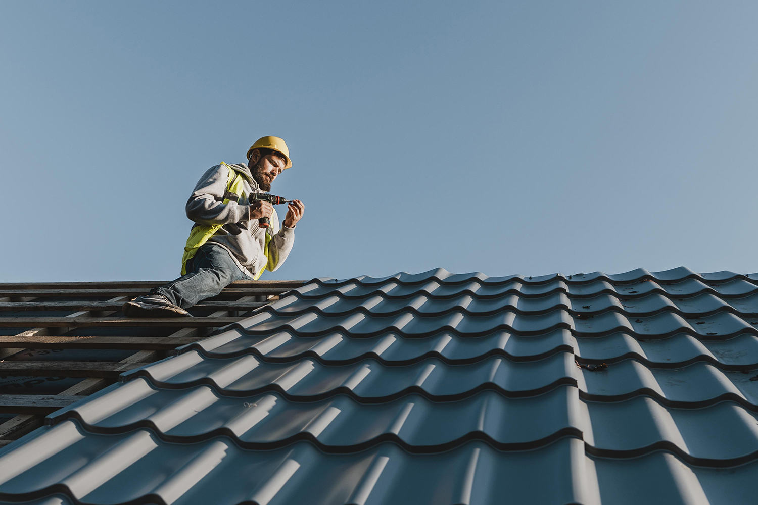long-shot-man-working-roof